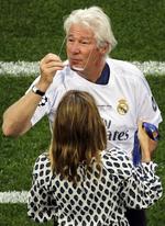 El equipo le entregó al actor una playera del Real Madrid con su nombre.