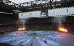 Fue una actuación repleta de luz y hasta con fuego en los fondos del estadio.