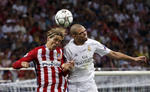 Fernando Torres disputando el balón con Pepe.