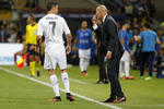 Ronaldo recibiendo indicaciones de Zidane.