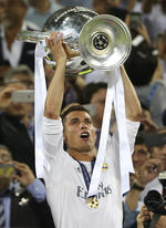 Cristiano Ronaldo alzando su segunda 'orejona' con el Real Madrid.