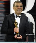 El defensa del Real Madrid, Pepe, "recibió" un Oscar por su actuación en el partido.