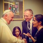 Hayek dio cuenta de la visita a través de la imagen, en donde se ve al Papa besando en la frente a Valentina Paloma, hija de Salma. De fondo aparece Francois Henri Pinault, esposo de la actriz mexicana.