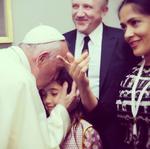 La actriz mexicana Salma Hayek compartió en su cuenta de Instagram una fotografía en donde aparece junto al Papa Francisco.