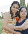 02052016 POR CASARSE.  Lupita García acompañada de su mamá, Yolanda Gallegos, en su despedida de soltera. Lupita se casará el próximo 21 de mayo.