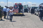 Rápidamente pidieron el apoyo de las ambulancias de la Cruz Roja, tanto de Madero como de Torreón, llegando al lugar alrededor de ocho unidades, quienes rescataron a los pasajeros del interior.