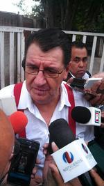 El candidato a la gubernatura del estado de Durango por el Partido del Trabajo (PT), Alejandro González Yañez, a su llegada a emitir su sufragio anunció que presentará una denuncia ante instancias electorales.