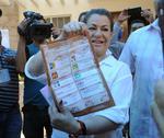 Mostrando su boleta electoral marcada con una cruz por la coalición PRI-PVEM-PD-PANAL, fue como Leticia Herrera, candidata a la alcaldía de Gómez Palacio, emtió su voto en la escuela de enfermería Benito Juárez de la colonia Las Rosas.