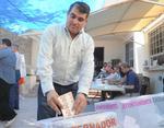 Acompañado de su familia, esta mañana el alcalde de Gómez Palacio, José Miguel Campillo acudió a la escuela de enfermería Benito Juárez de la colonia Las Rosas a emitir su voto.