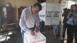 Acompañado de su familia, esta mañana el alcalde de Gómez Palacio, José Miguel Campillo acudió a la escuela de enfermería Benito Juárez de la colonia Las Rosas a emitir su voto.