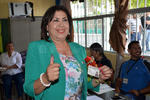 Tranquila y satisfecha con el trabajo que realizó durante los 50 días de campaña electoral, Maria Luisa González Achem se presentó a la casilla 713 de Lerdo, para votar en la elección de gobernador, alcaldes y diputados locales por el Distrito IX.