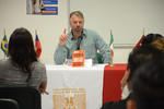 Estuvo ante estudiantes de la Universidad Tecnológica de Torreón, a quienes visitó para promover el material.
