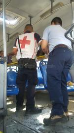 Los pasajeros fueron auxiliados por paramédicos de la Cruz Roja y socorristas de una empresa privada.