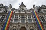 Banderas con los colores del colectivo LGTB decoran la fachada del Ayuntamiento de París, Francia.