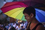 Una persona de Hong Kong durante una vigilia por la matanza de Orlando.