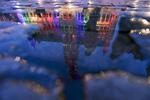 El Ayuntamiento y el Grand Place de Bruselas, Bélgica, iluminado con los colores del arcoíris.