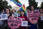 Miembros de la comunidad LGBT lloran a las afueras de la Casa Blanca en Washington.