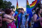 Miembros de la comunidad LGBT lloran a las afueras de la Casa Blanca en Washington.