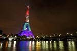 La torre Eiffel, iluminada con los colores del arcoíris en tributo a las víctimas del tiroteo en Orlando.