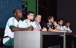 El técnico de Santos Laguna, Luis Zubeldía, junto a cuatro de sus seis refuerzos para el Torneo Apertura 2016.