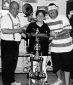 05062016 Sr. José Luis Rivera Chairez y Ricardo Rivera Lara con su hija y hermana, María del Socorro Rivera Lara, con su trofeo de campeona de futbol Liga Lagunera en 1980.