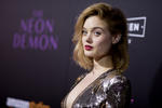 Bella Heathcote llegó con un escotado atuendo.