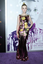 Nicolas Winding Refn posó acompañado de Elle Fanning en la premier.