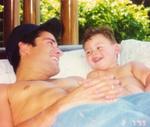 Por primera vez el cantante publicó una foto en Instagram de padre e hijo mostrando sus pectorales mientras hacían ejercicios en lo que parece un gimnasio. "Padre e hijo haciendo un poco de ejercicio… quien se anima? #workingout #sudando #familia #padre e hijo", escribió.