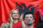 Dos chicas de Albania disfrutando de la Eurocopa.