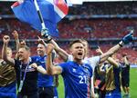 Un futbolista austriaco muestra su tristeza tras la eliminación de su selección.