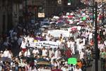 En la Ciudad de México miles de doctores salieron a las calles a protestar.
