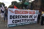 Un grupo de cincuenta médicos marcharon por las principales calles de Saltillo para manifestarse en contra de la Reforma de Salud, y pedir que se deje de criminalizar.