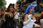 Miles de personas acudieron disfrazadas a celebrar el orgullo gay.