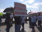En la manifestación participan además personal del sector Salud y organizaciones sociales. Se prevé que finalice en la Plaza Mayor de Torreón.