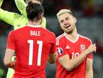 Aaron Ramsey celebrando la victoria junto a Gareth Bale