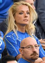 Aficionadas de Bélgica apoyaron con todo a su selección en el partido ante la selección de Gales.