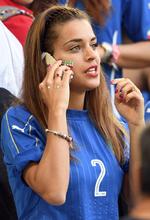 Guapa seguidora de Polonia apoya a su selección en el juego ante Portugal.
