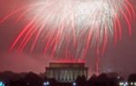 Los fuegos pirotécnicos lucieron majestuosos en el Lincoln Memorial Center en Washington.