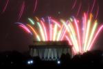 Se prendieron fuegos artificiales en el Lincoln Memorial  de Washington con motivo del 4 de julio.