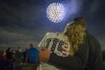 Una chica festeja el Día de la independencia con maquillaje alusivo a la bandera de Estados Unidos.