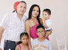 04072016 Carlos Briceño y Brenda López con sus hijos, Diego, Regina y Alberto.