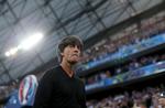 Ozil no pudo ocultar su tristeza por la eliminación del torneo. Su compañero Lucas Podolski se acerca a consolarlo.