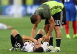 El mediocampista del Arsenal, Mesut Ozil, fue bien contenido por el mediocampo francés.