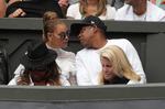 Sentada en el palco de la familia Williams, la cantante hizo un parón en su gira Formation World Tour y acudió con su marido, el rapero y productor Jay-Z, hasta el All England Lawn Tenis and Croquet Club, al suroeste de la capital británica, sede de la competición.