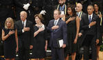 El presidente Barack Obama, el Vicepresident Joe Biden, la exprimera dama Laura Bush y el expresidente George W. Bush atendieron el funeral de los oficiales caidos durante una protesta en Dallas.