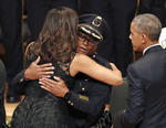 Michelle Obama,abraza al Jefe de la Policía de Dallas, David Brown.