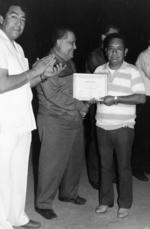 03072016 Prof. Esteban Limones Cervantes recibiendo reconocimiento del Sr. Carlos Padilla, director del Deporte Municipal de Torreón, por sus 25 campeonatos obtenidos
en distintas ligas de softbol. Lo entrega el Sr. Gerardo Calderón Rodríguez (f) en marzo de 1991.