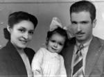 10072016 Sr. Sr. Rafael González, Sra. Ma. Inés Flores de González y niña
Martha Alicia González de Safa (f), el 25 de marzo de 1941.