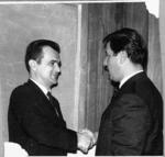 10072016 El Licenciado Miguel de la Madrid, presidente del jurado en la Facultad
de Derecho de la UNAM, felicita a Víctor González Avelar después de su examen profesional en 1964.