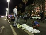 El camión "impactó a varias personas durante un largo trayecto" por la acera cerca del Palacio del Mediterráneo de Niza, un edificio que da a la playa.